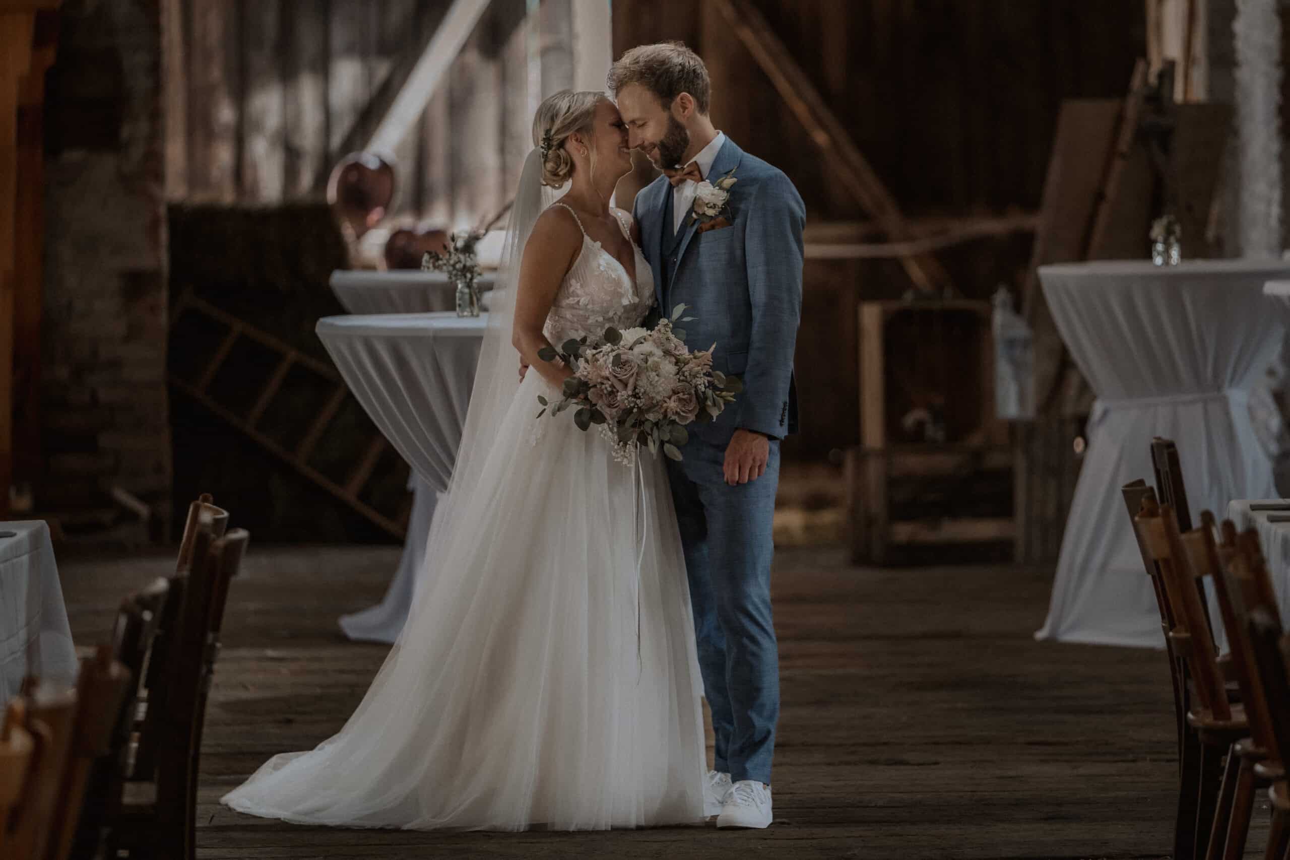 Boho freie Trauung heiraten in Bärenweiler in Kisslegg Muddy Boots and Dirty Fringe Regenhochzeit Heimat Bärenweiler Hochzeit Ja-Ort im Kleinod Bärenweiler Location mit Kapelle