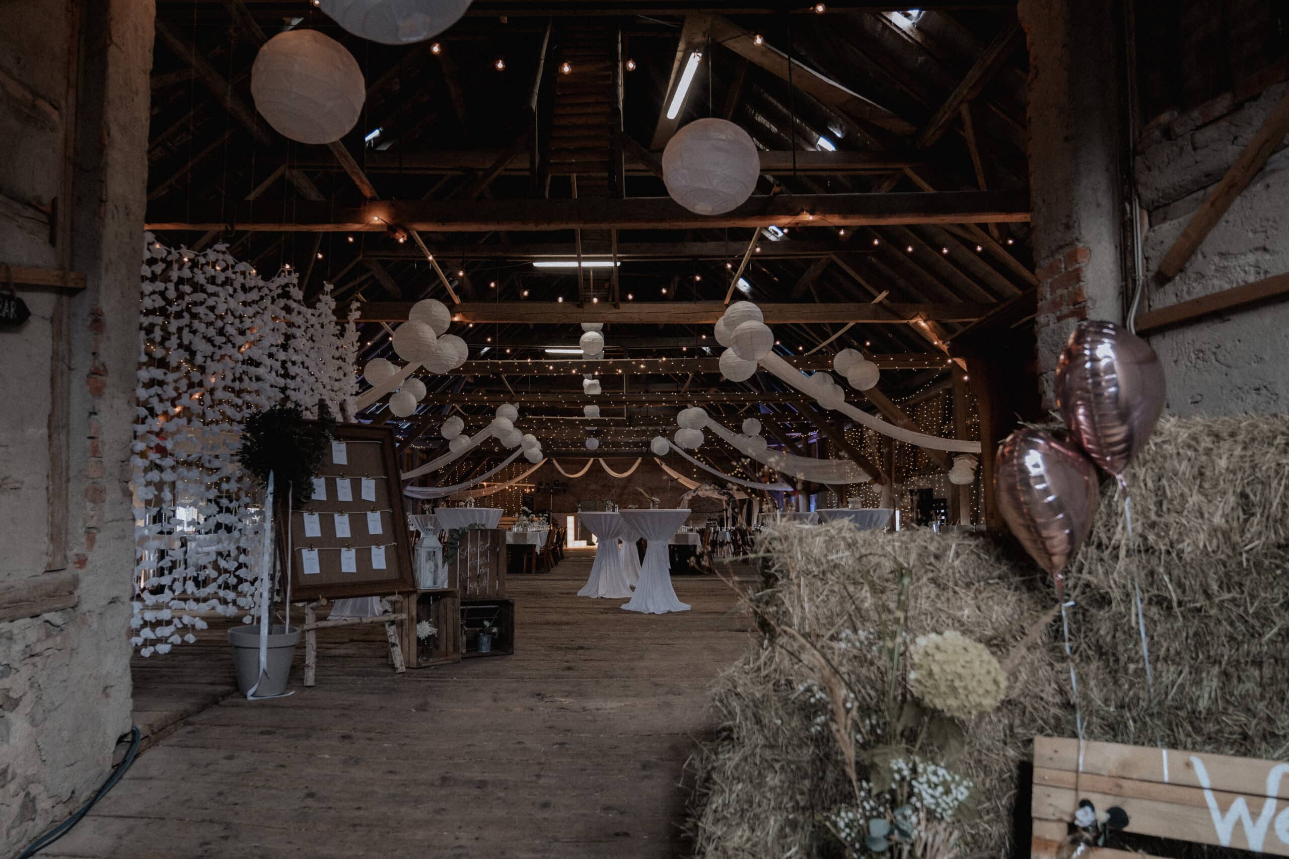 Boho freie Trauung heiraten in Bärenweiler in Kisslegg Muddy Boots and Dirty Fringe Regenhochzeit Heimat Bärenweiler Hochzeit Ja-Ort im Kleinod Bärenweiler Location mit Kapelle
