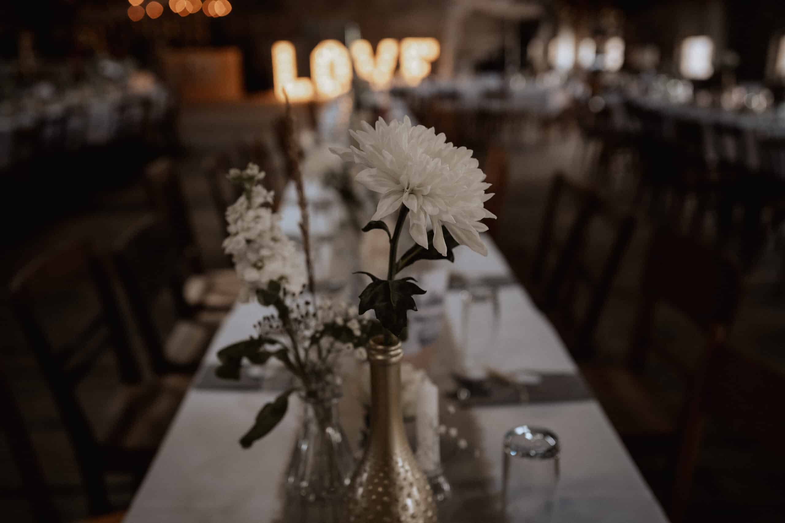 Boho freie Trauung heiraten in Bärenweiler in Kisslegg Muddy Boots and Dirty Fringe Regenhochzeit Heimat Bärenweiler Hochzeit Ja-Ort im Kleinod Bärenweiler Location mit Kapelle