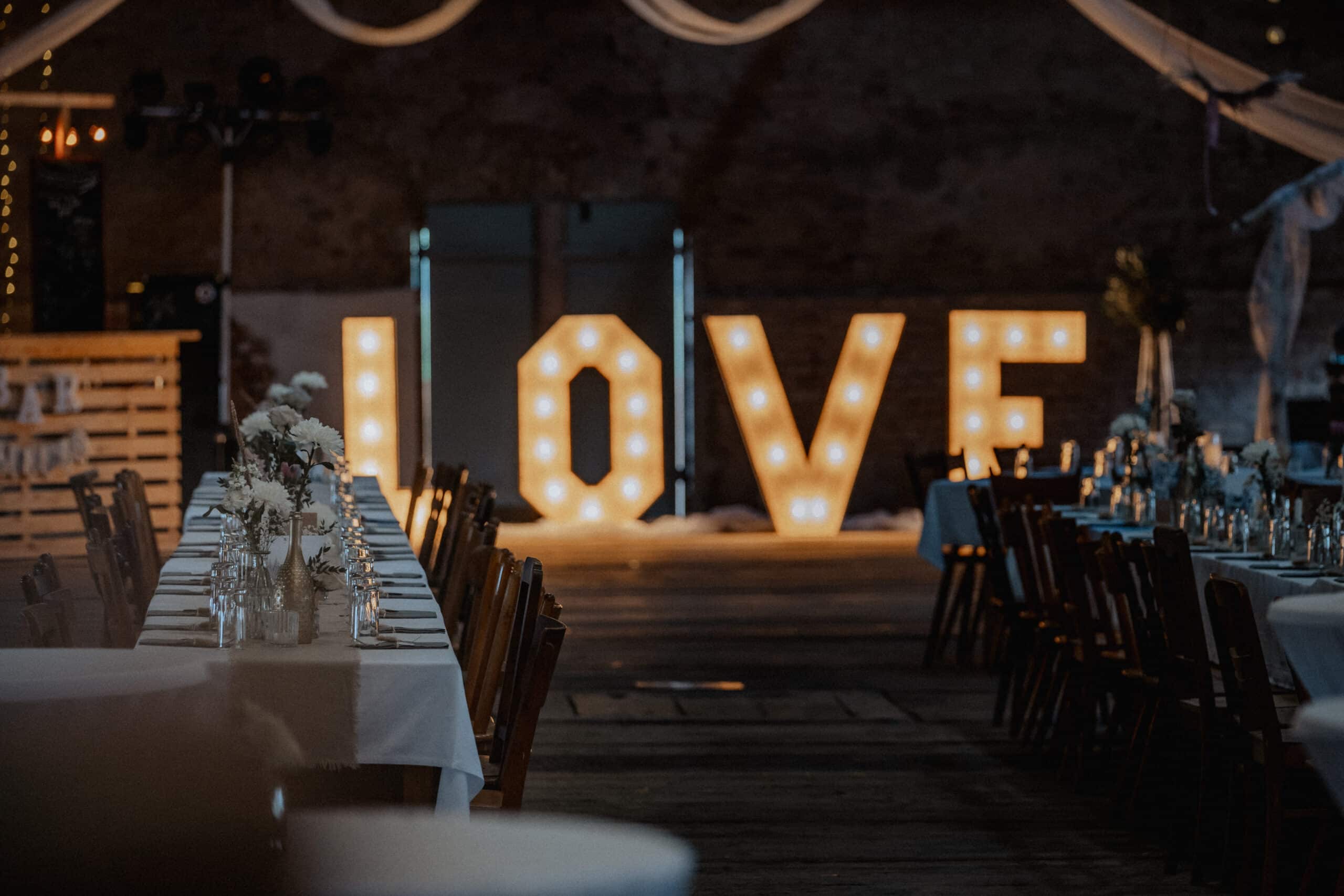Boho freie Trauung heiraten in Bärenweiler in Kisslegg Muddy Boots and Dirty Fringe Regenhochzeit Heimat Bärenweiler Hochzeit Ja-Ort im Kleinod Bärenweiler Location mit Kapelle